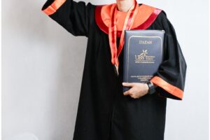 toga wisuda kuliah